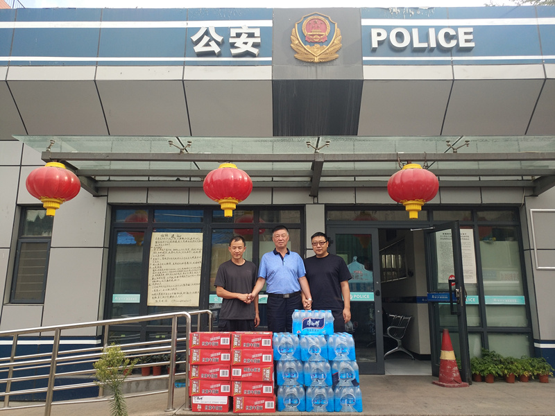 北園春市場(chǎng)慰問(wèn)轄區便民警務(wù)站 譜寫(xiě)警民共建愛(ài)心曲_副本.jpg