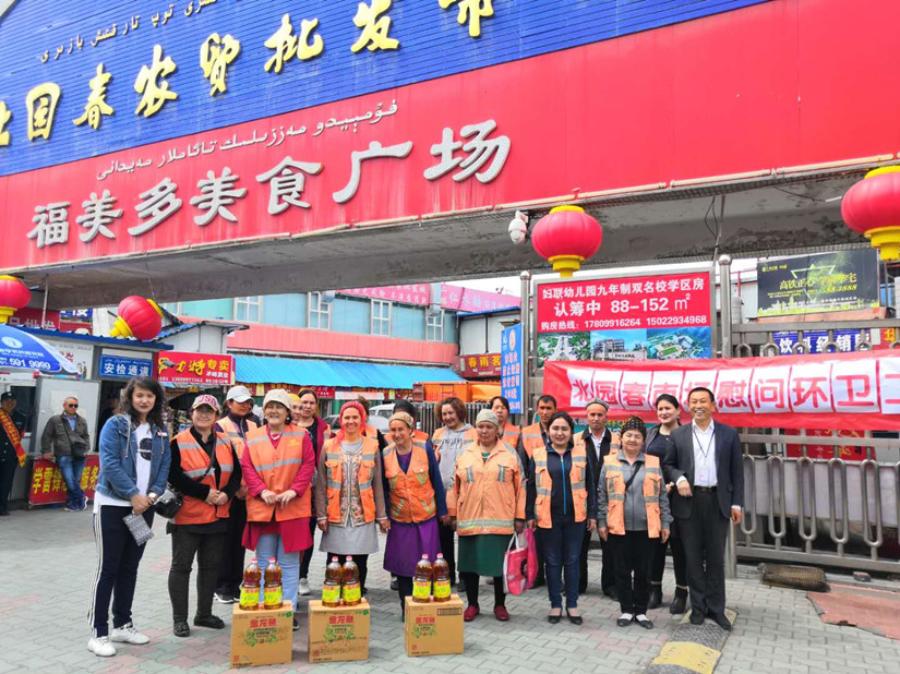 北園春市場(chǎng)送溫暖關(guān)愛(ài)環(huán)衛工人01_副本.jpg