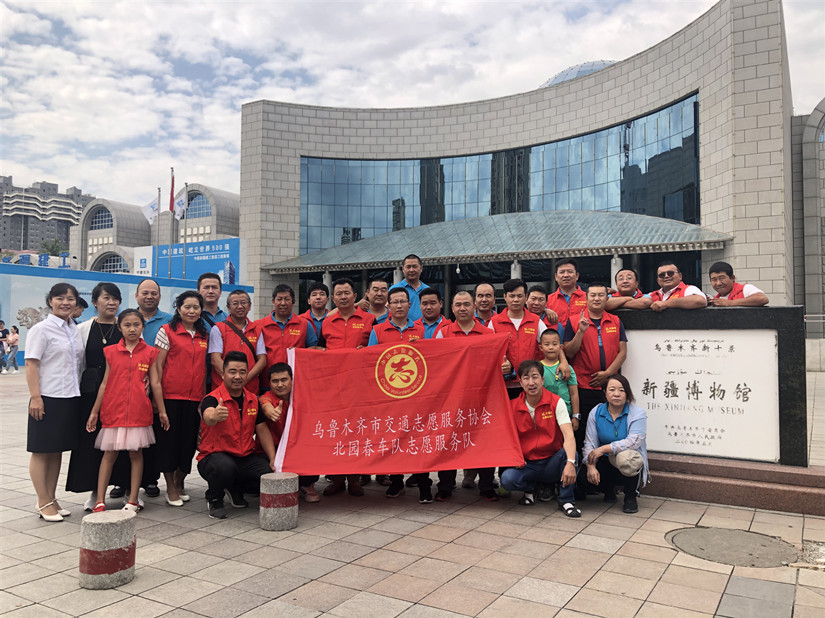 圖為：運輸公司志愿服務(wù)隊在自治區博物館合影留念_副本.jpg