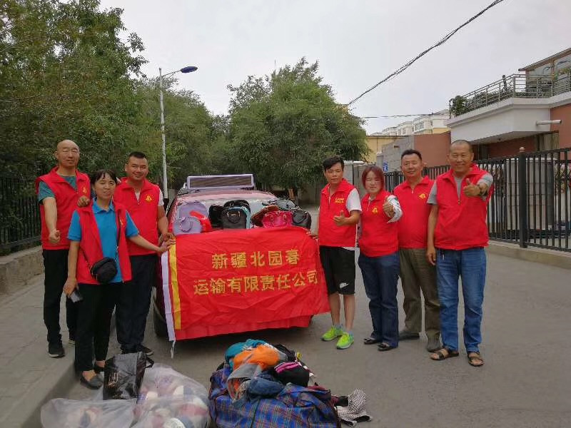 圖為：運輸公司志愿服務(wù)隊為愛(ài)心櫥柜“捐贈衣物_副本.jpg
