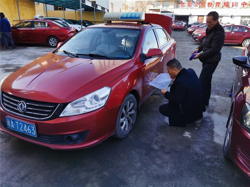 運輸公司為新成員貼車(chē)標_副本.jpg