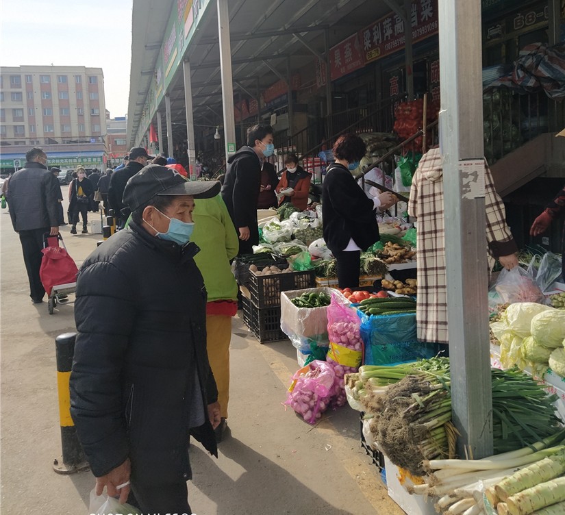 圖為：市民在北園春市場(chǎng)購買(mǎi)蔬菜_副本.jpg