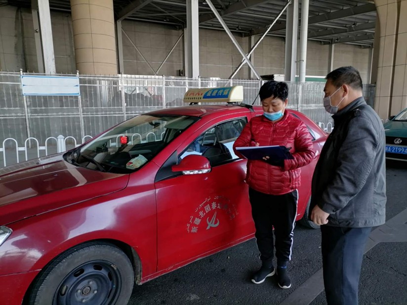 圖為：運輸公司管理人員在高鐵站檢查所屬出租車(chē)處在消毒情況_副本.jpg
