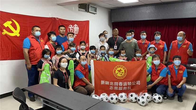 圖為：社區領導及工作人員、北園春志愿服務隊員代表與11名孩子和家長留影_副本.jpg
