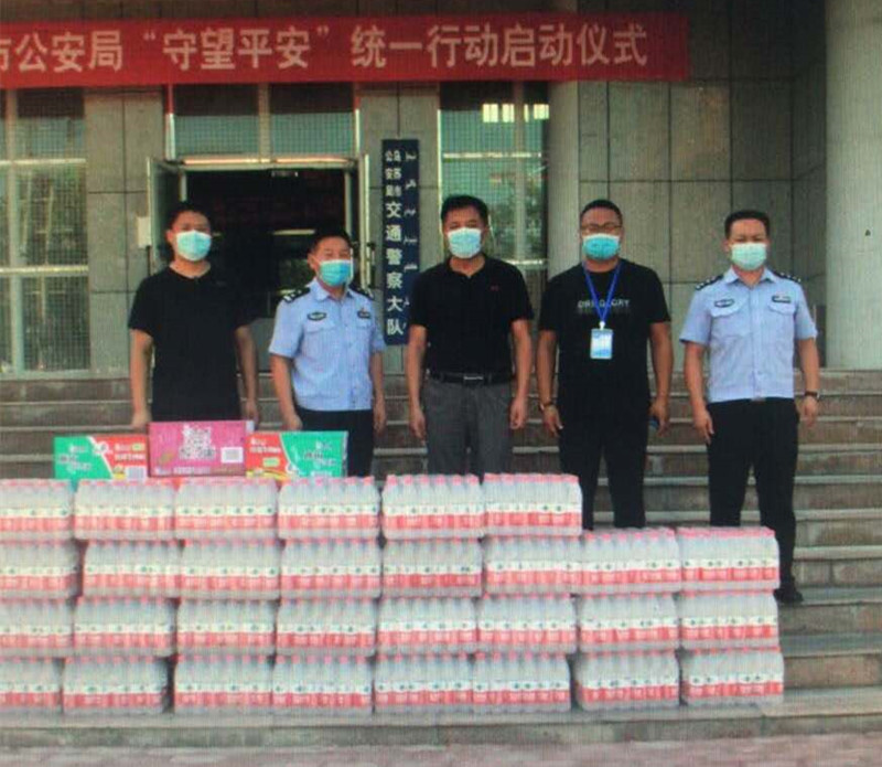 圖為：烏蘇北園春市場(chǎng)慰問(wèn)交警大隊_副本.jpg