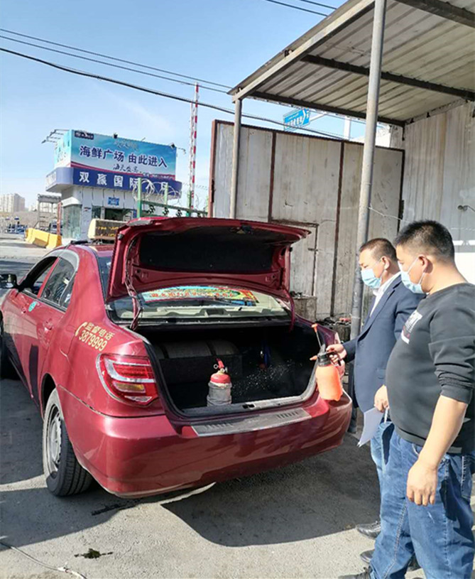圖為：車(chē)隊隊長(cháng)指導車(chē)輛如何規范消殺工作_副本.jpg