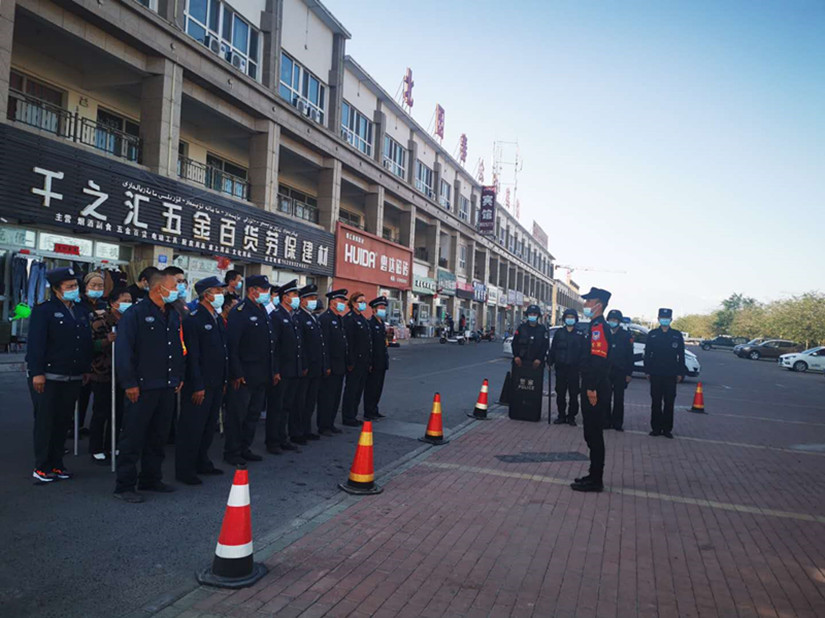 圖為：烏蘇北園春市場(chǎng)治安員列隊接受教官的指導_副本.jpg