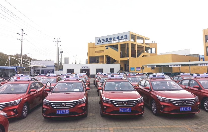 40輛車(chē)整齊擺放在公司院內，等待發(fā)車(chē)儀式_副本.jpg