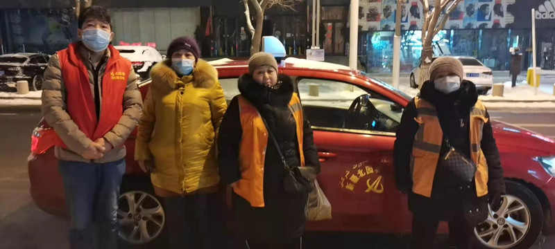 圖為：北園春運輸公司駕駛員與環(huán)衛工人合照_副本.jpg