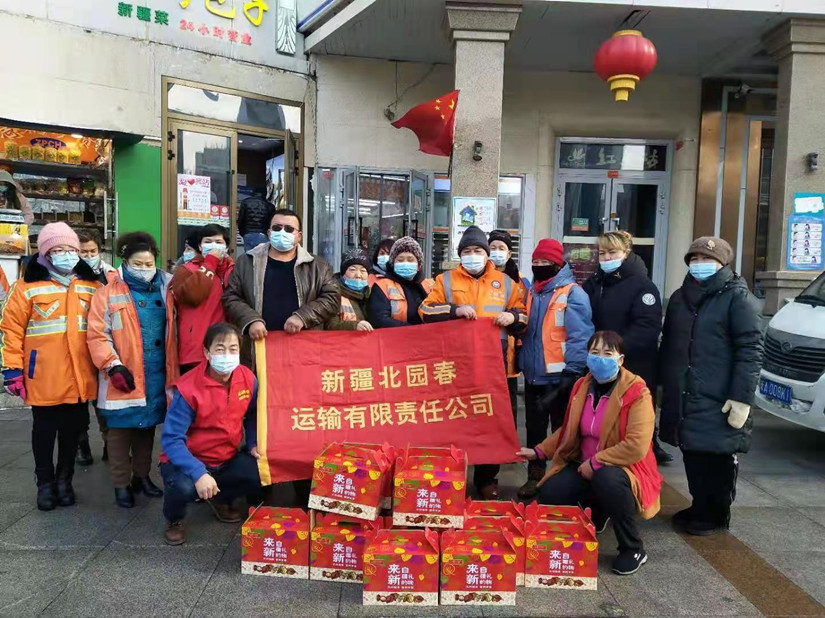 圖為：北園春志愿服務(wù)隊與西山民族村的環(huán)衛工人們合影_副本.jpg