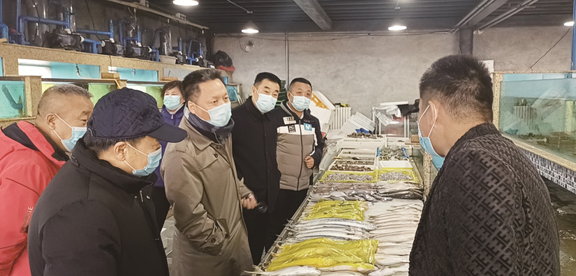 圖為：自治區副主席蒞臨北園春市場(chǎng)檢查指導疫情防控工作現場(chǎng)_副本.jpg