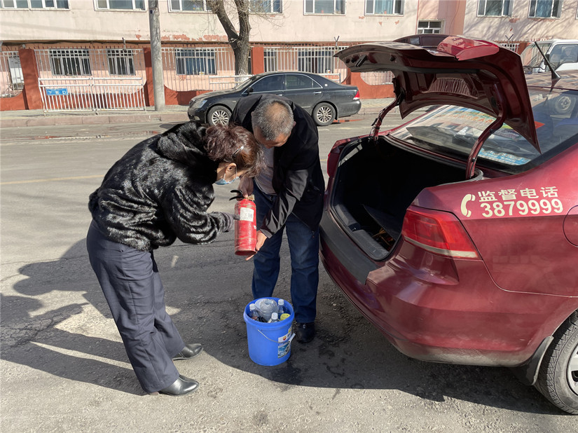 圖為：運輸公司管理人員對出租車(chē)上滅火器的檢查_(kāi)副本.jpg