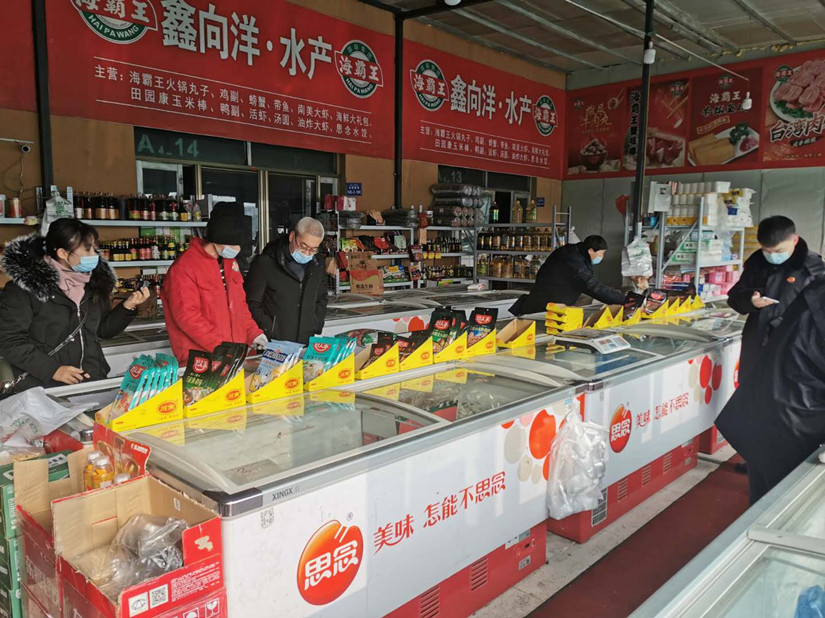 圖為：市場(chǎng)食品質(zhì)量安全檢查小組對商戶(hù)貨物進(jìn)行檢查_(kāi)副本.jpg