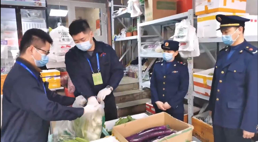 圖為：抽檢執法人員抽樣現場(chǎng)_副本.jpg