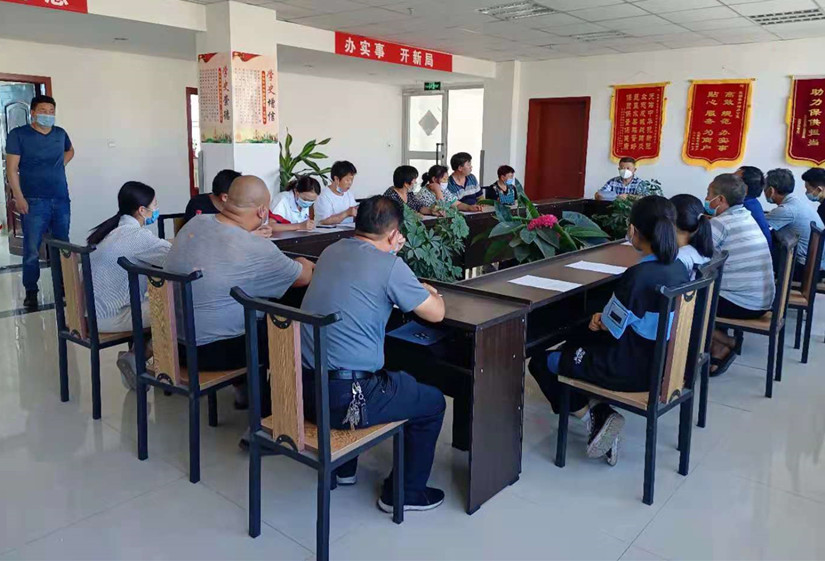 圖為：烏蘇北園春市場(chǎng)為商戶(hù)培疫情防控知識_副本.jpg