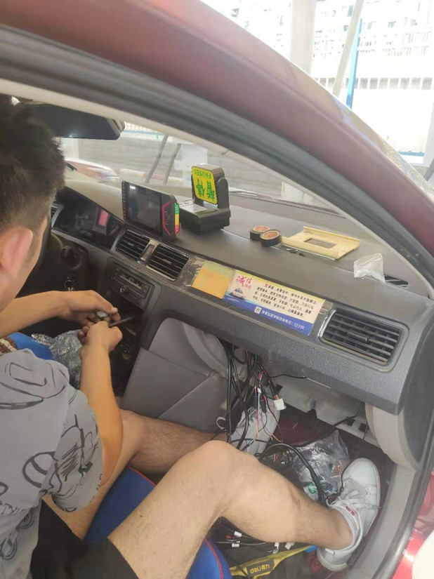 圖為：運輸公司安裝新款車(chē)載智能終端設備_副本.jpg