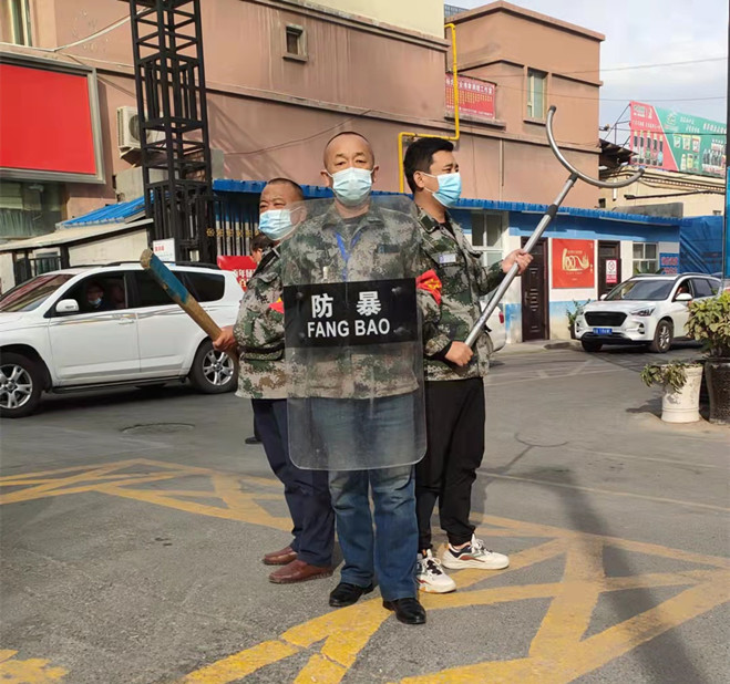 圖為：副食市場(chǎng)“市場(chǎng)護區隊”在行動(dòng)_副本.jpg