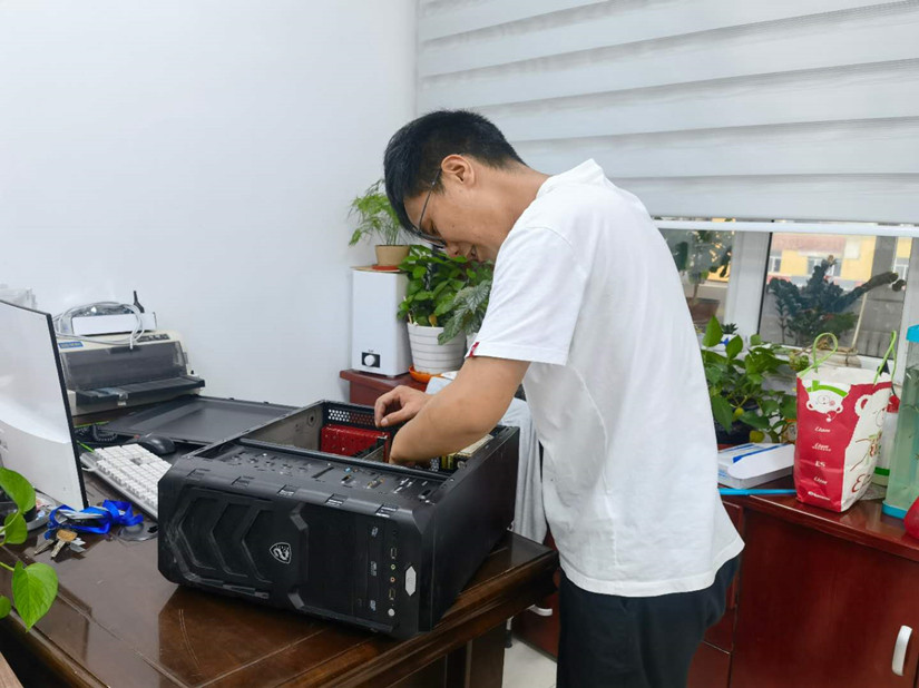 圖為：北園春市場(chǎng)信息網(wǎng)絡(luò )管理員胥飛龍_副本.jpg