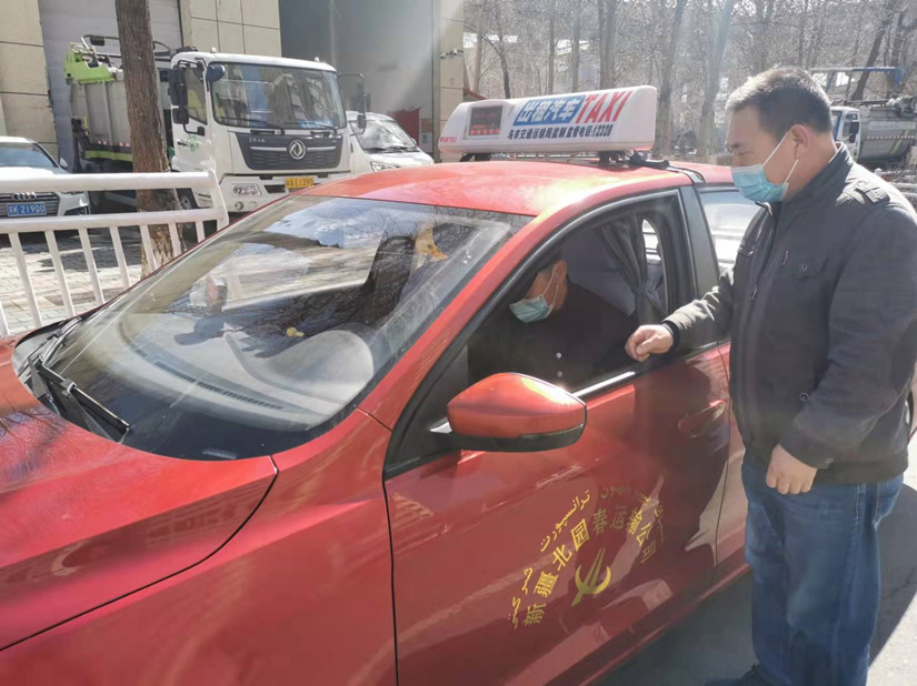 圖為：運輸公司車(chē)隊隊長(cháng)自查自檢出租車(chē)_副本.jpg