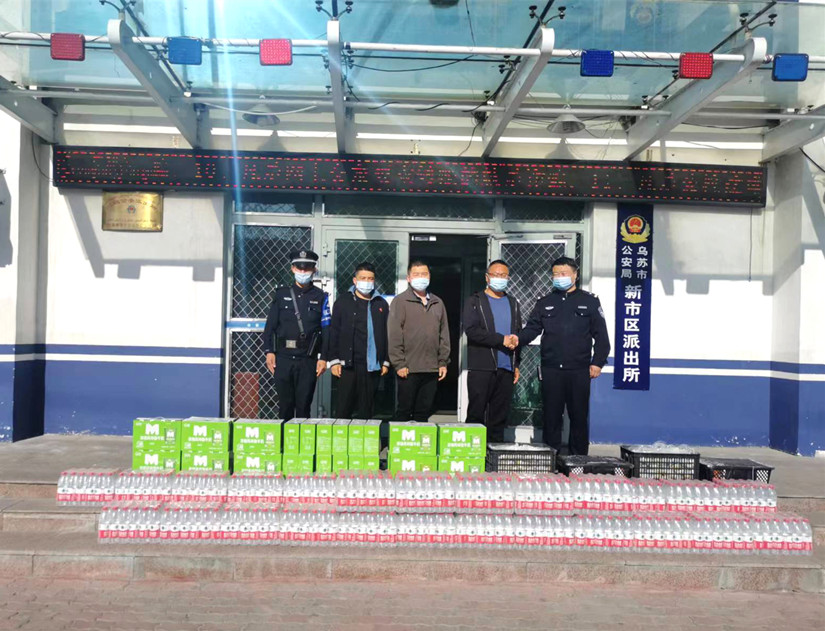 圖為：烏蘇北園春市場(chǎng)“五一”慰問(wèn)抗疫一線(xiàn)公安干警_副本.jpg