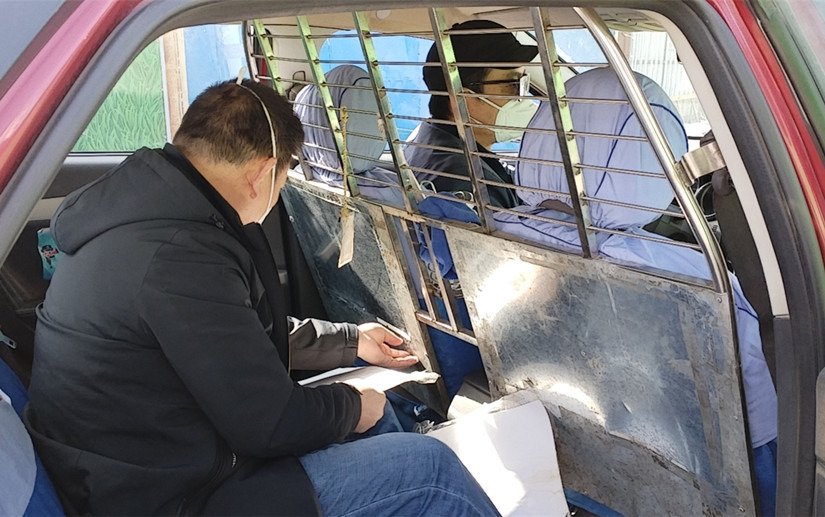 圖為：運輸公司管理人員上線(xiàn)路檢查車(chē)輛_副本.jpg